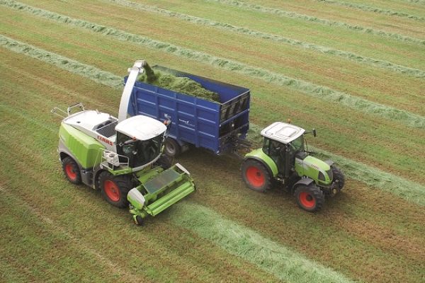 DCIM100MEDIADJI_0082.JPG Silaging tractor